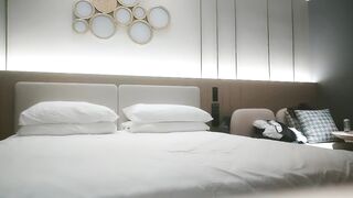 【利哥探花】牛仔外套巨乳外围女，翘起屁股掰开看，骑乘猛坐侧入，晃动大奶子