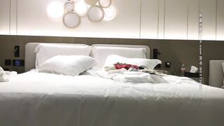 【小宝寻花】约了个牛仔短裤性感大奶妹子，撩起衣服舌吻摸奶口交上位骑乘猛操