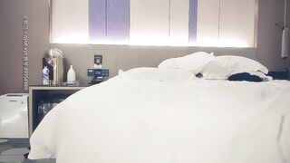 【赵总寻花】外表清纯的牛仔裤大长腿美女，给完钱立刻化身黑丝骚货，激情输出干完就走