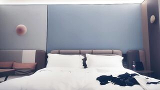 【赵总寻花】难得遇到主动献吻的极品气质黑丝美女，扯烂丝袜狂草二十分钟，把苗条美人操的尖叫不停