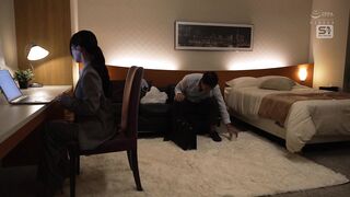 SONE-988 出差时在酒店与傲慢的新入职女白领同住一间房。这绝佳机会下我果断出手，玩弄她于股掌之间， 渚爱里
