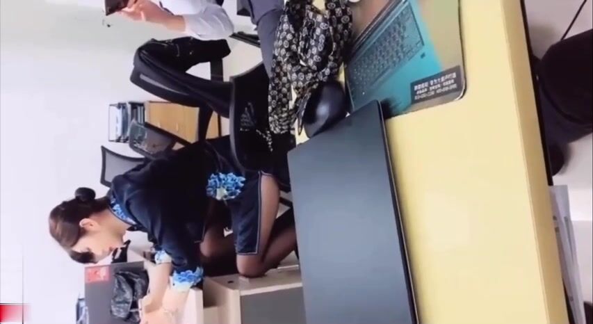 佛山真实事件微信发消息给母狗销售，让她在办公室里掀起裙子给我看！她不肯还说有监控，只好退而求其次带去厕所内射她，叫声太大差点被来卫生间的同事发现，太TM刺激了！