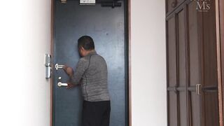 MVSD-696 [中文字幕] 在您太太回家前尽情享受性爱吧 只要是男人就绝对无法拒绝 对面房间的暴露狂小姐姐 穿着无比色情的内衣诱惑中年大叔 彩月七绪