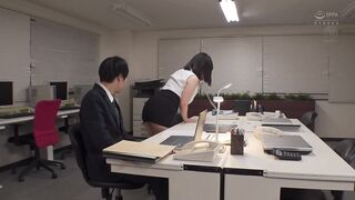 JUQ-296 [中文字幕] 这是我如何性骚扰我严厉、身材丰满的女老板的故事，结果我没有被责骂，反而和她发生了性关系 吉根柚莉爱