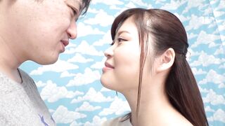 IENF-090 [中文字幕] 在吉祥寺找到的温柔巨乳女大学生 本来只是帮忙处男自慰，结果以SEX练习为名开始素股，滑溜溜地插进去完成了破处！ 加賀美さら