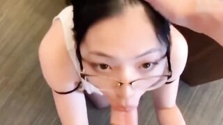 真实自拍 黑丝眼镜美眉被大肉棒无套输出