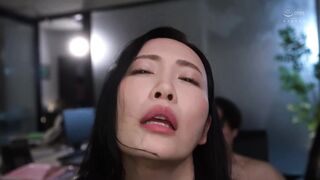JUR-723 [中文字幕]我把公司里那个平凡的家庭主妇会计变成了私人黑丝情妇，让她在强烈的受虐快感中达到高潮 沖宫那美