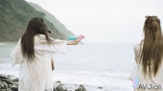 台湾网红女神 【吴凯彤】年轻情侣露营车偷偷交欢享受二人世界