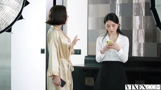 日本网红反差御姐【香月怜】法国极品尤物Eve Sweet联袂出演，Vixen.26.01.02.甜心Eve雇性感助理Rikako拍成人片，销量暴跌时大屌双飞救场