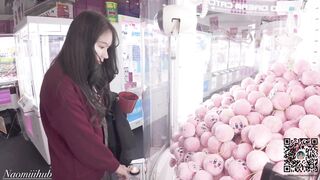 极品樱花妹蜜桃臀女神【naomiiichannel】我穿着校服打球时弄得一团糟