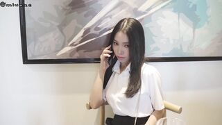 越南反差嫩妹【Miuzxc】看到荡妇房地产经纪人的屁股，她在我身上喷射，后入