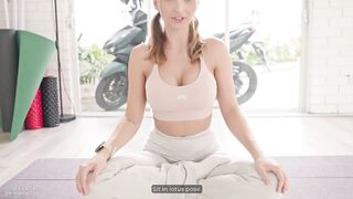 俄罗斯极品蜜桃臀可爱妹妹 「Lily Cute」性感瑜伽私教上门服务，偷偷含住肉棒猛吸正爽到飞起时老婆突然推门而入当场抓包