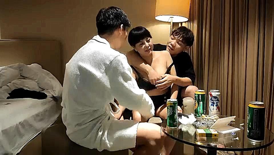 【专约老阿姨】人气兄弟团队探花，天天换熟女，漂亮美人妻，胸大穴粉，激情3P，骚浪淫荡数第一