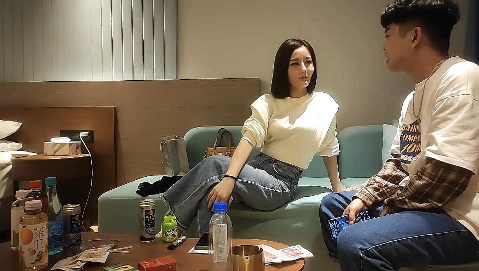 【加钱哥探花【两场连播【御姐篇】少妇加御姐一个接一个，最爱黑丝颜值不错直接在沙发上玩弄，口技一流第一次秒射再次持久