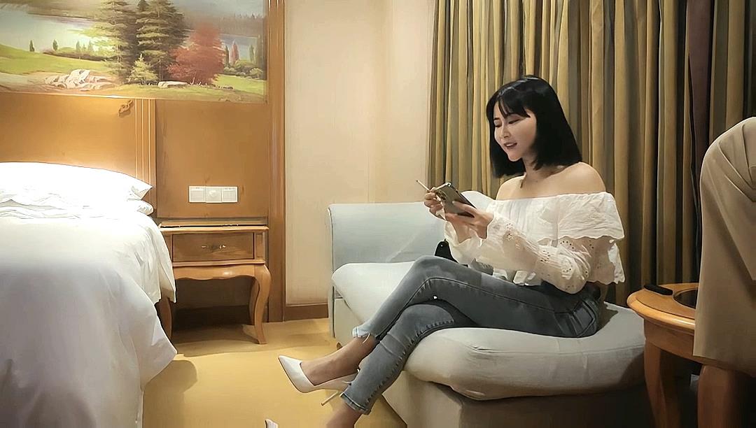 【小马寻花】大长腿牛仔裤美女小姐姐，喜欢穿着衣服调下情，抬起腿特写揉穴，上位骑乘侧入猛操